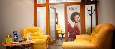 A Dentalux Fogászat kényelmes és világos váróterme Kecskeméten, sárga bőrfotelekkel